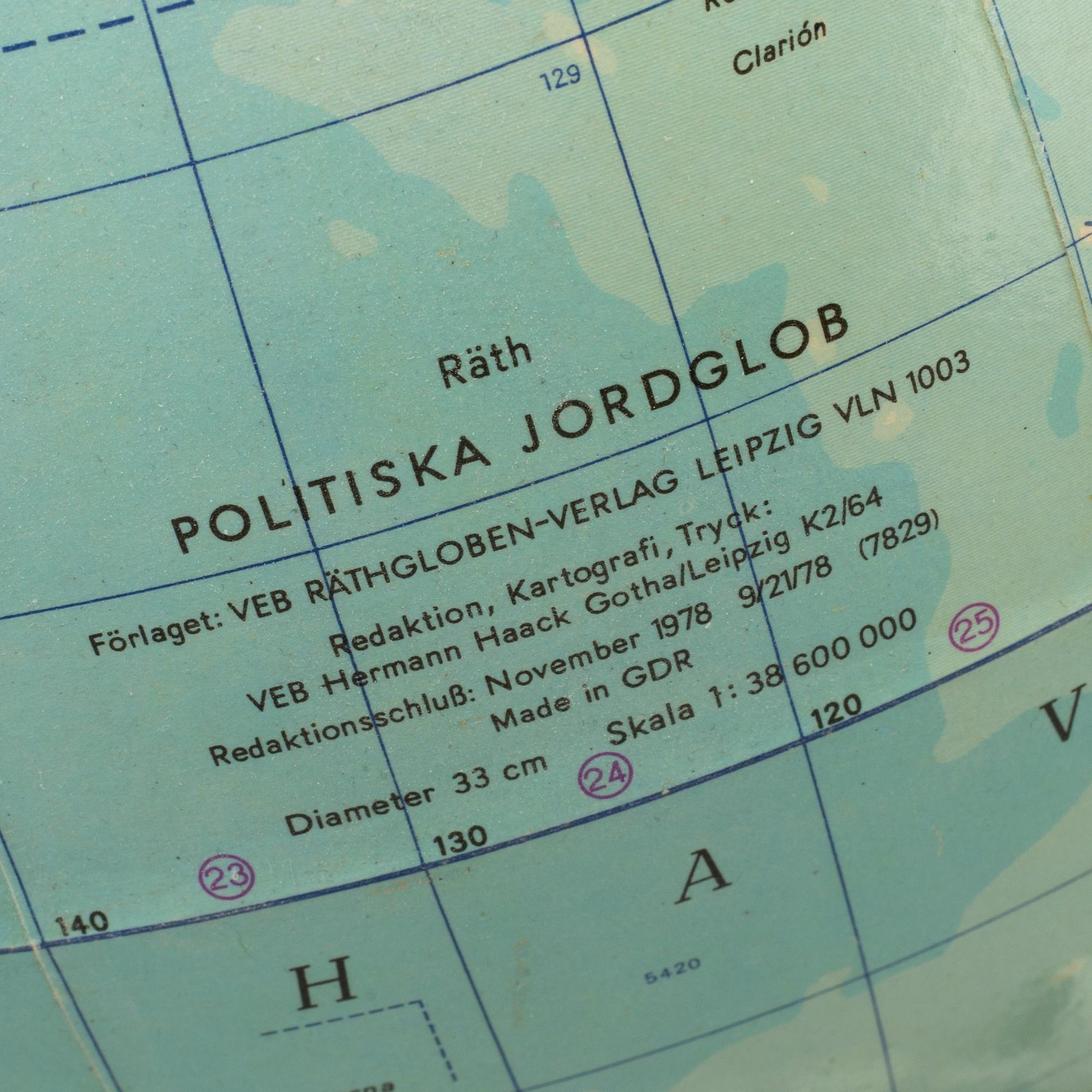 JORDGLOB, 1900-talets andra hälft, svart träfot.