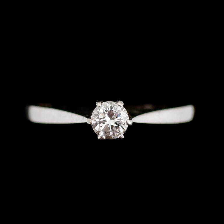 RING, 18 k vitguld, med briljantslipad diamant 0.26 ct.