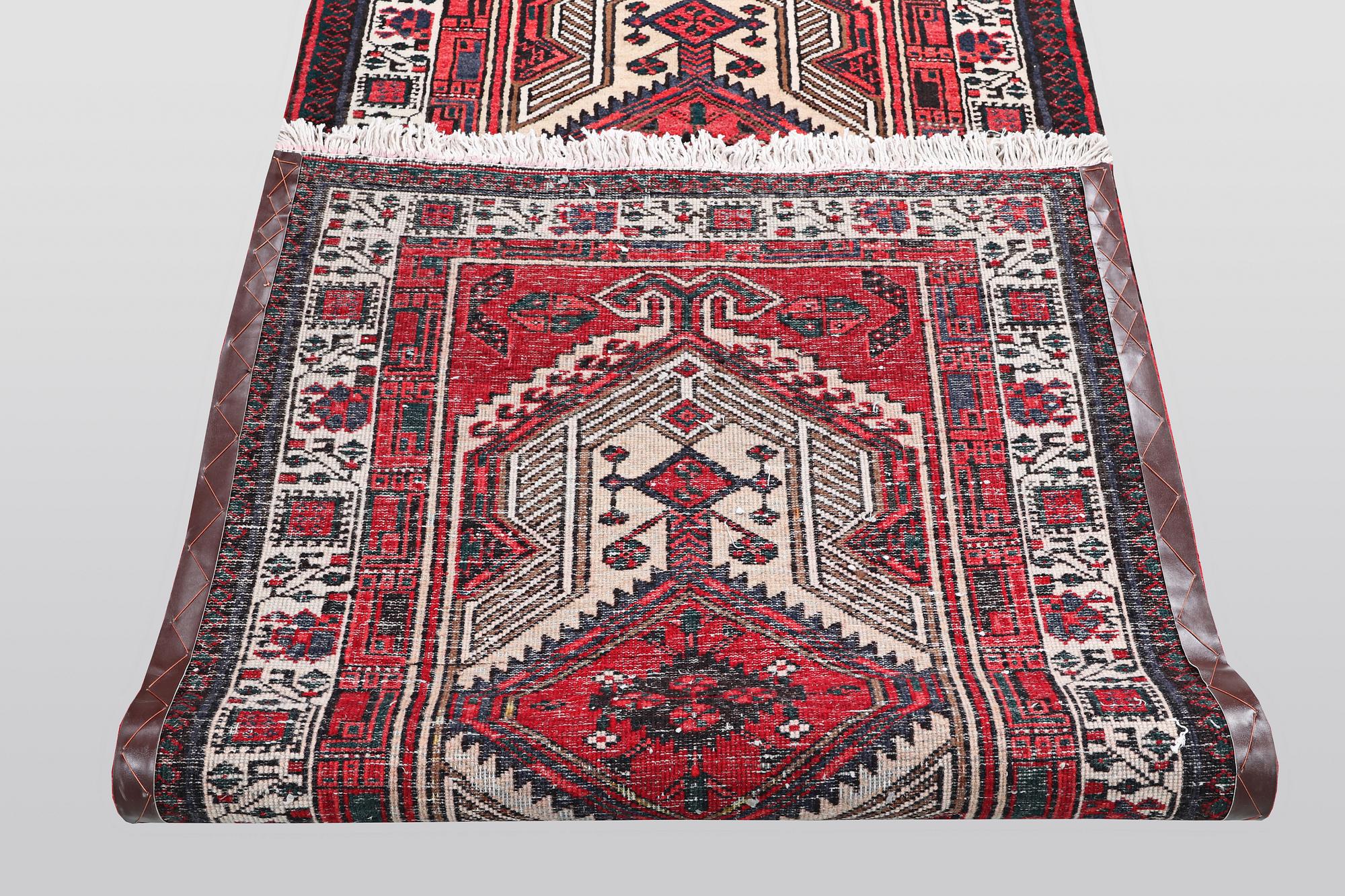 A runner, Sarab, ca 348 x 104 cm.