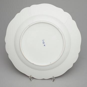 TALLRIKAR, 3 st porslin, Meissen, Marcolin respektive punkt period (1763-1814).