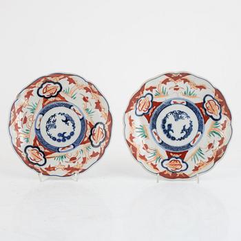 A group of two Japanese imari porcelain bowls and four dishes, Meiji period (1868-1912), part Kutani.