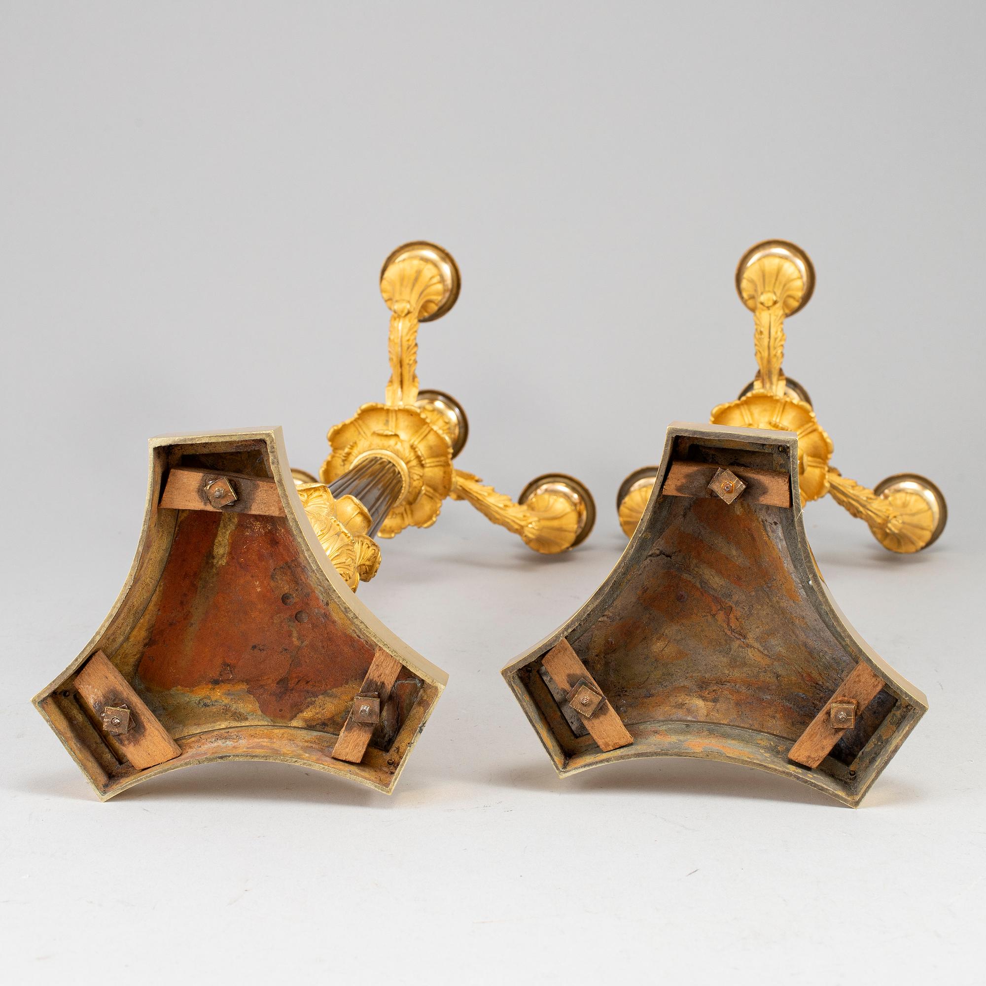 KANDELABRAR, ett par, senempire, förgylld och patinerad brons, 1800-talets första hälft.