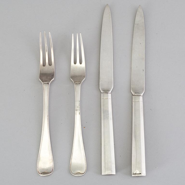 A set of 10 silver fruit knives, Stockholm, 1807 and a mixed lot of  silver fruit forks. Weight 600 g.