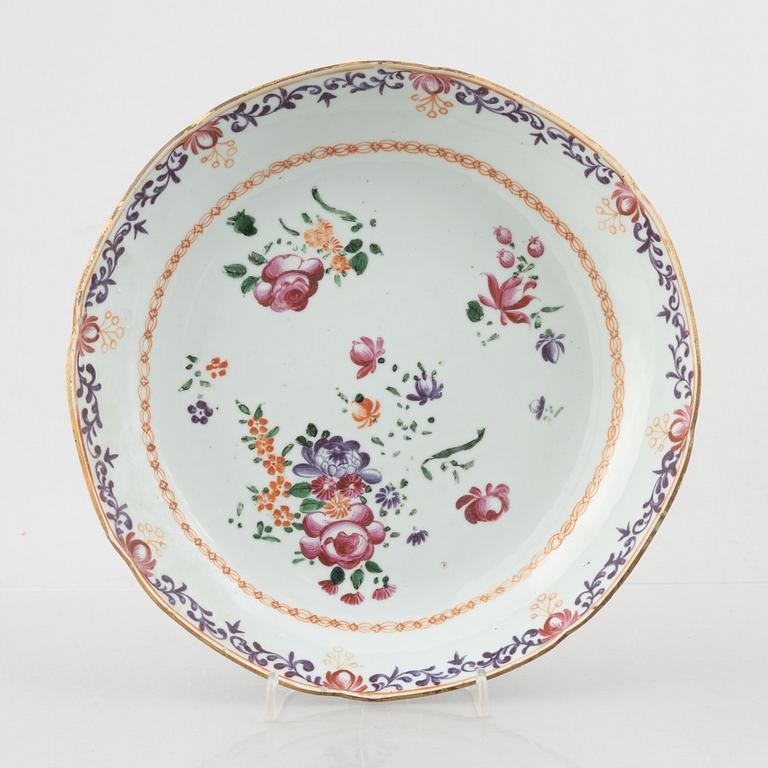 A pair of Chinese export porcelain dishes, Qing dynasty, Qianlong (1736-95).