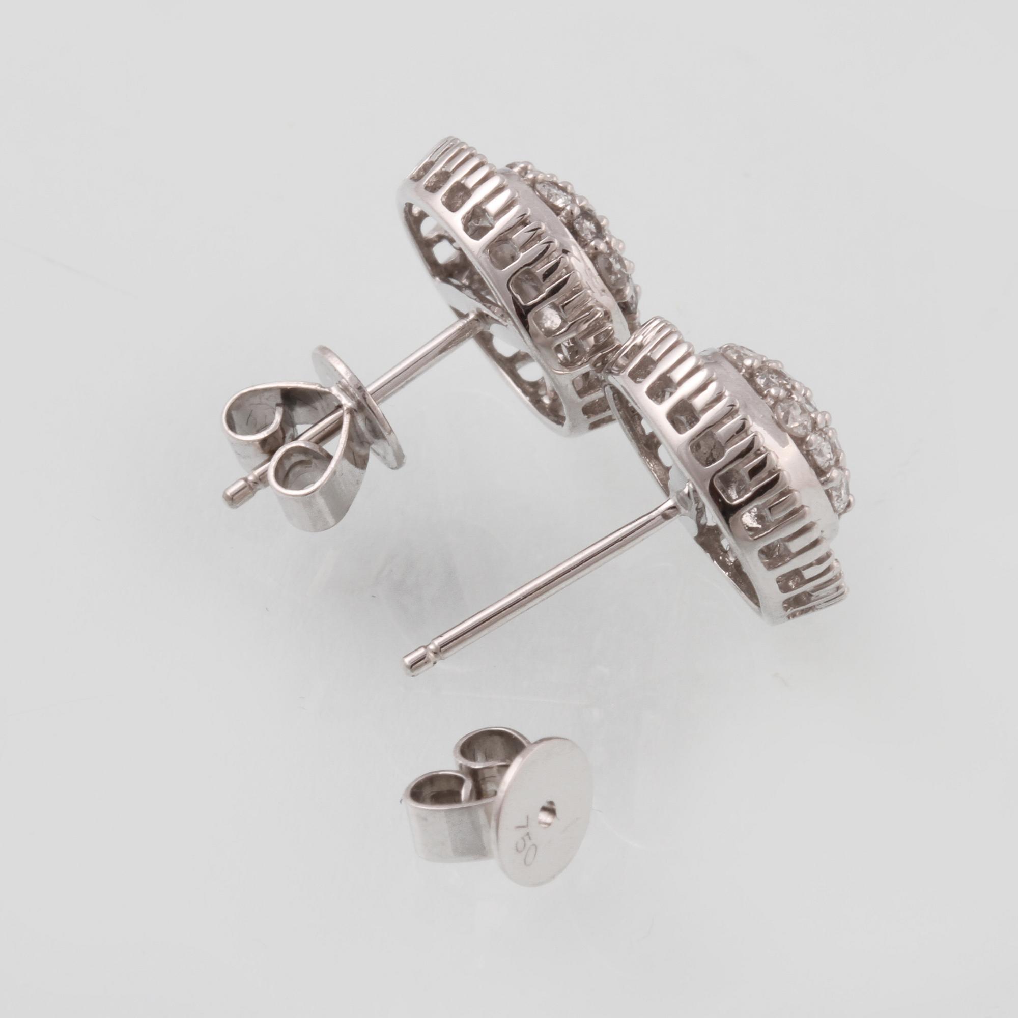 ÖRHÄNGEN, 18K vitguld med briljant och baguetteslipade diamanter ca 0.91 ct. Vikt 3,8 gram.