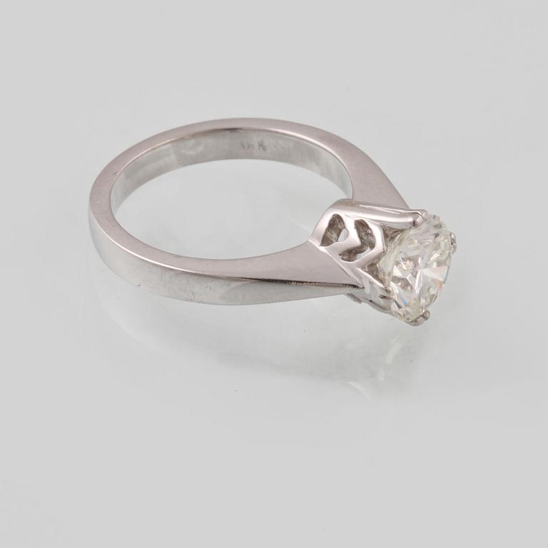 RING, 18K vitguld med briljantslipad diamant 1.52 ct. Vikt 5,9 gram.