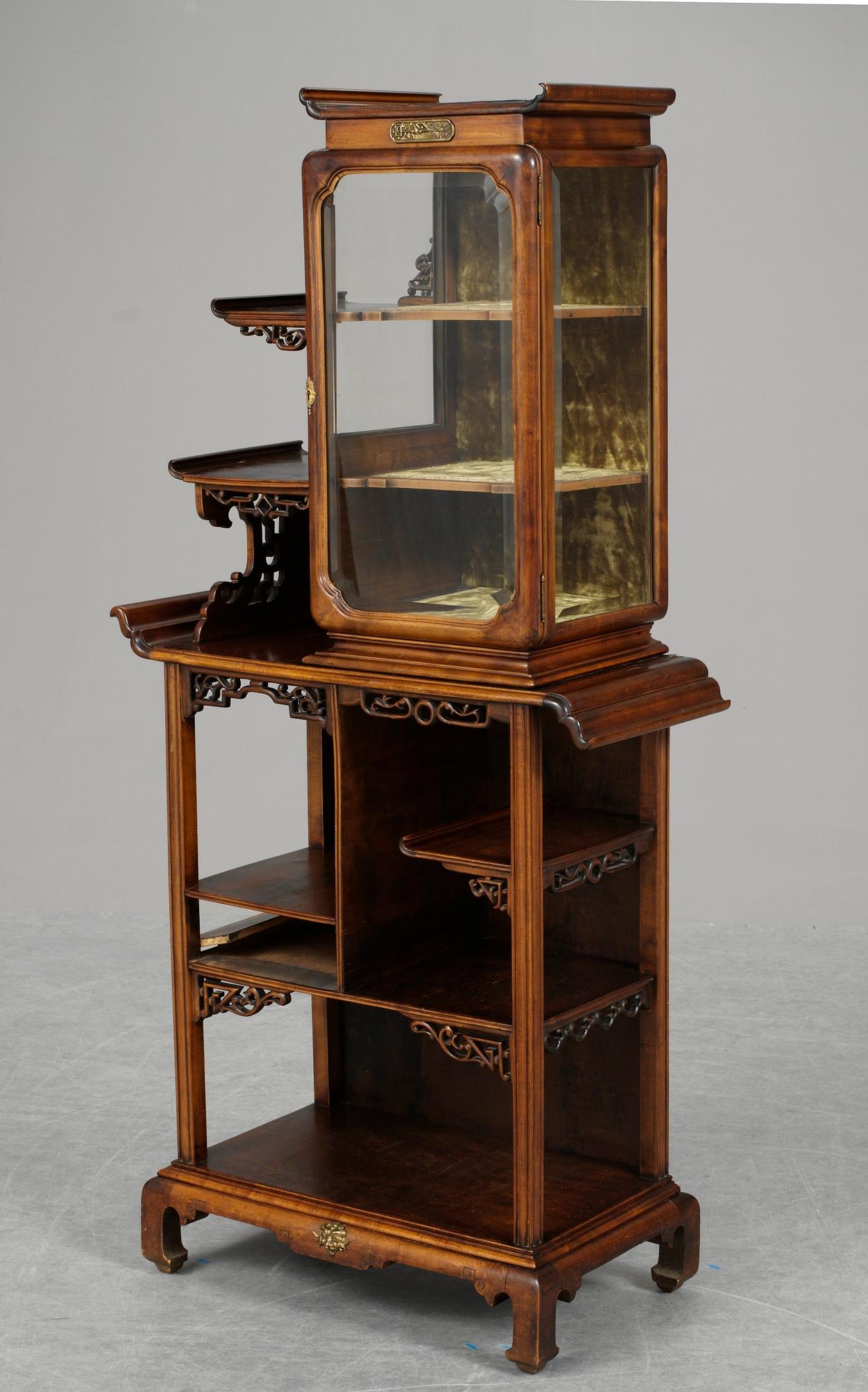 VITRINSKÅP. Kina, troligen sekelskifte 1900.