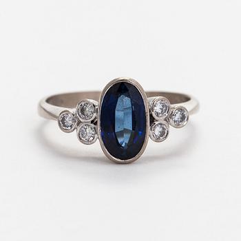 Ring, faceted sapphire, brilliant cut diamonds, 18K white gold, A. Tillander 1983.