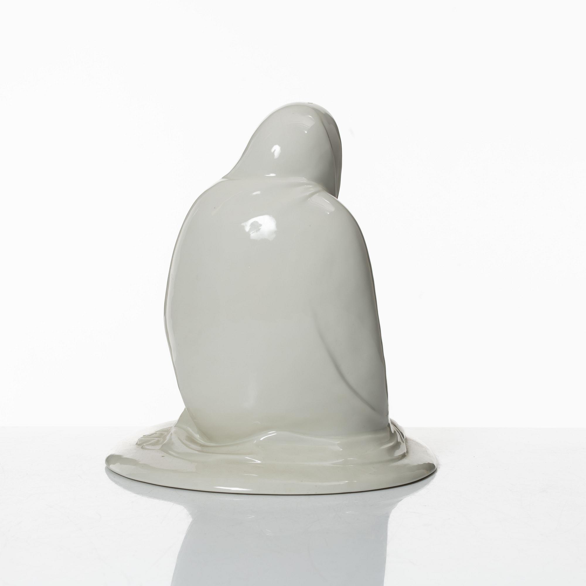 E Barlach, figurin, porslin "Sittande flicka" 1908.