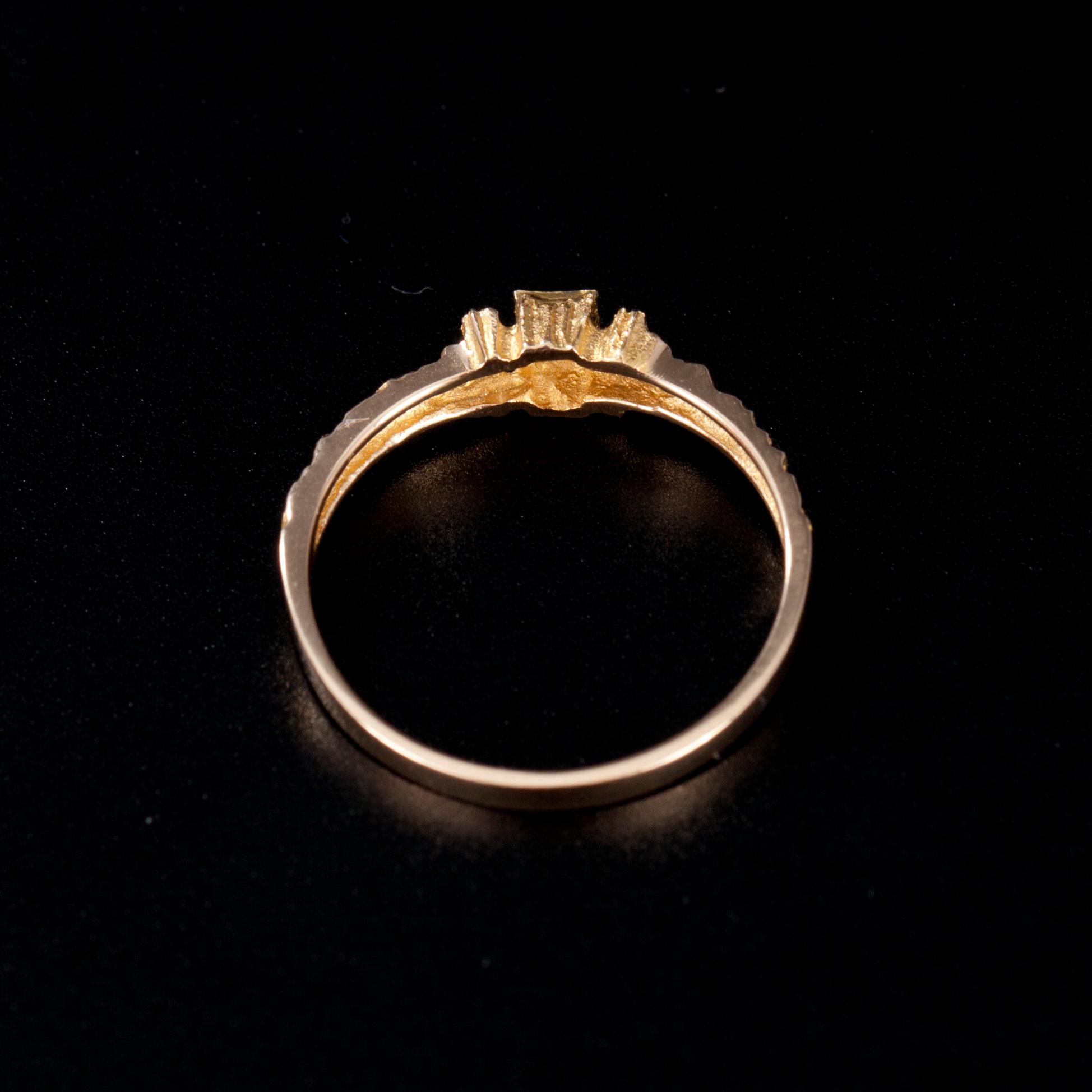 RING, guld 14K, diamant 0,02 ct, Alpo Tamminen, Åbo 1972. Vikt 1,9 g.