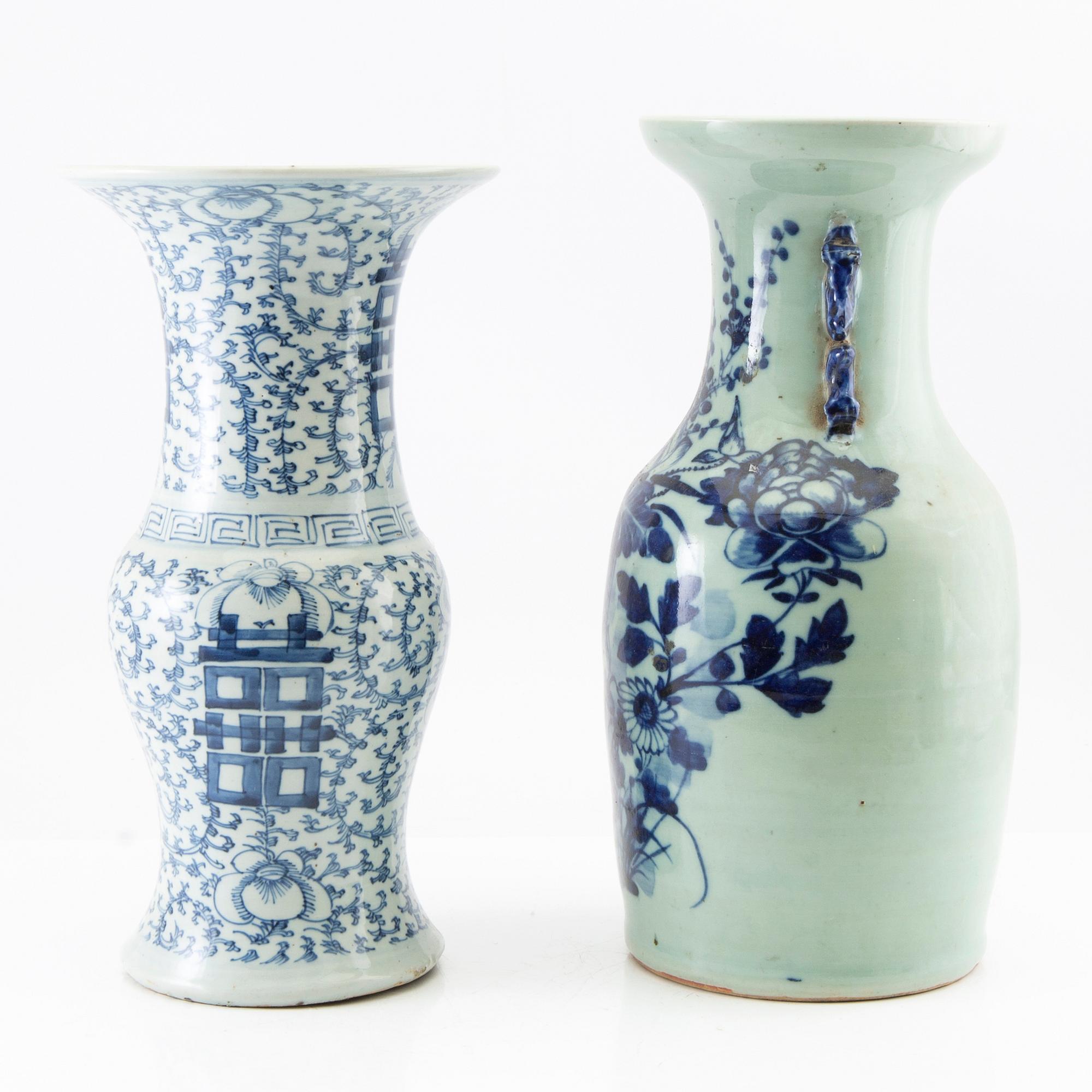 Two Chinese blue and white vases, early 20th centruy.