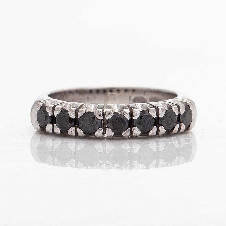 Ring, 14K vitguld med svarta briljantslipade diamanter, finska stämplar 2015.