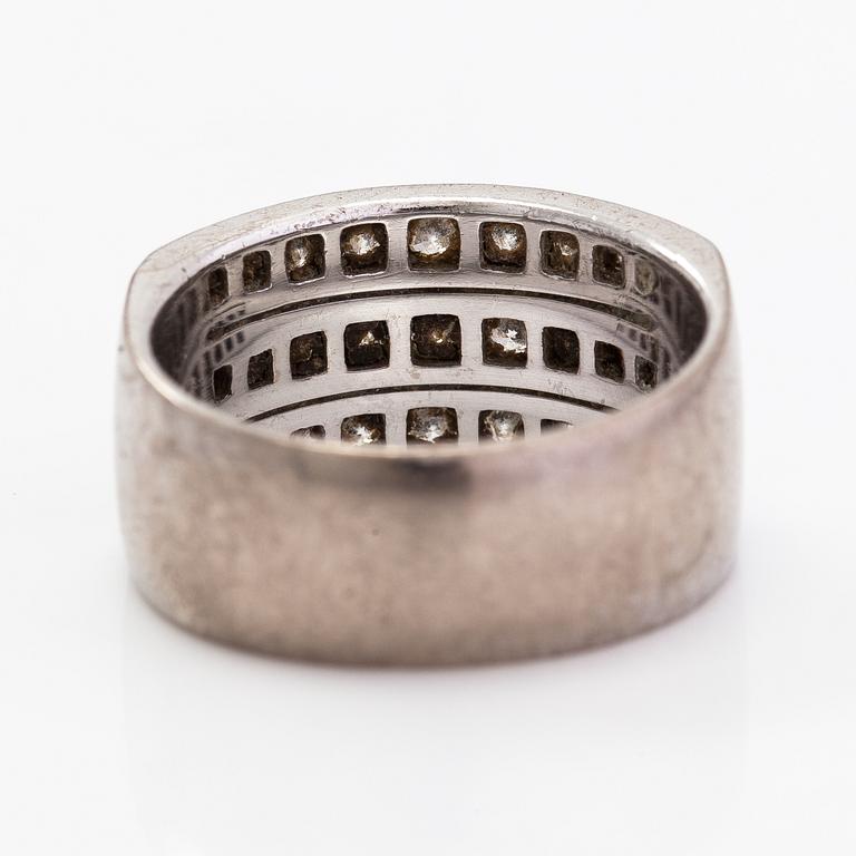 Sormus, 18K valkokultaa ja timantteja n. 0.50 ct yht. Kultasepänliike Esko Lindroos, Helsinki 2011.