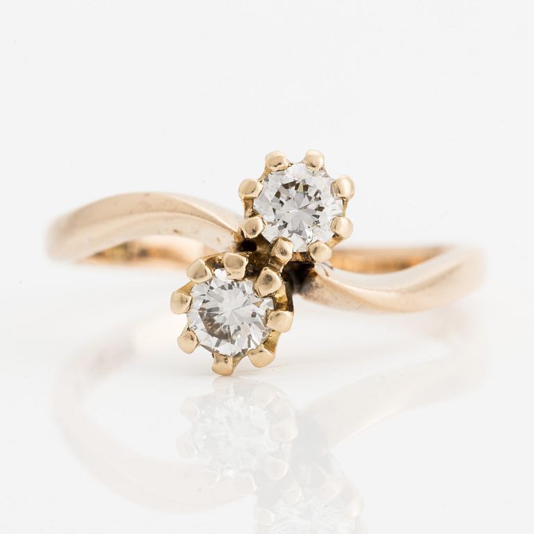 Ring, syskonring med två briljantslipade diamanter.