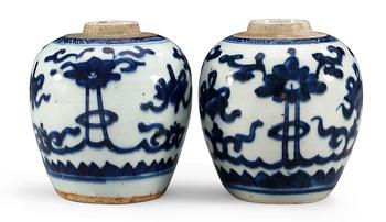 180. TEDOSOR, ett par, porslin. Qing dynastin Qianlong (1736-95).