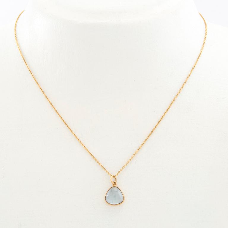 Halsband 18K guld med cabochonslipat blått glas.