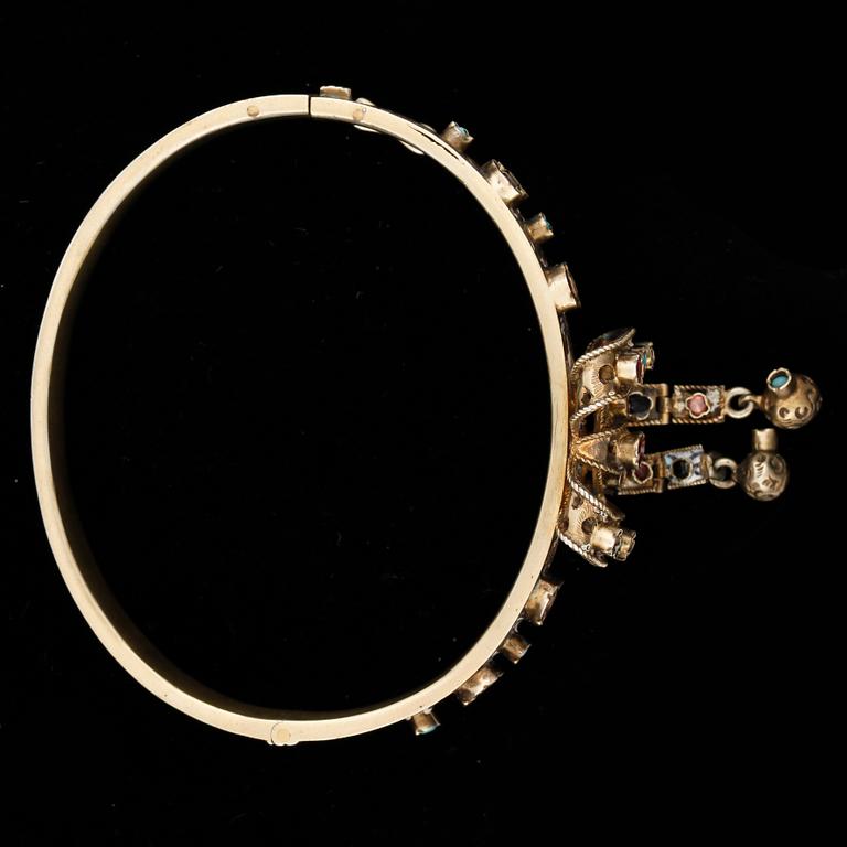 ARMRING, förgyllt silver med turkoser och röda stenar, trol. Frankrike, 1800-talets slut. Tot ca 19 g.