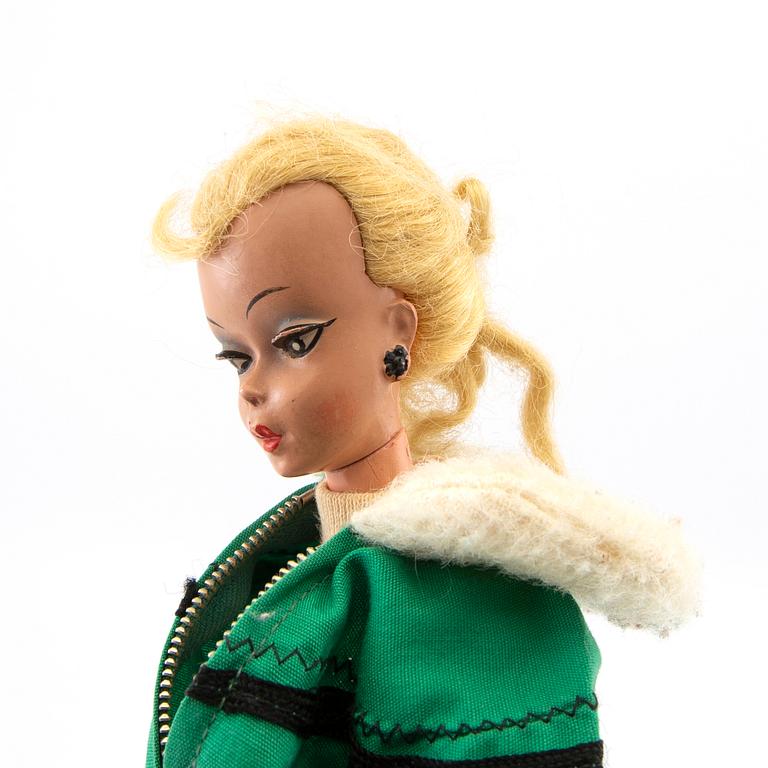 Bild-Lilli docka Tyskland 1956-64 samt diverse kläder bl. a Lilly-kläder.