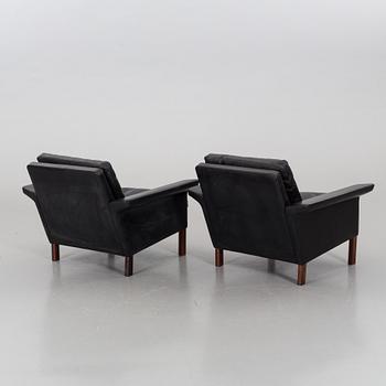 A PAIR OF BLACK LEATHER EASY CHAIRS, 1960's/1970's.