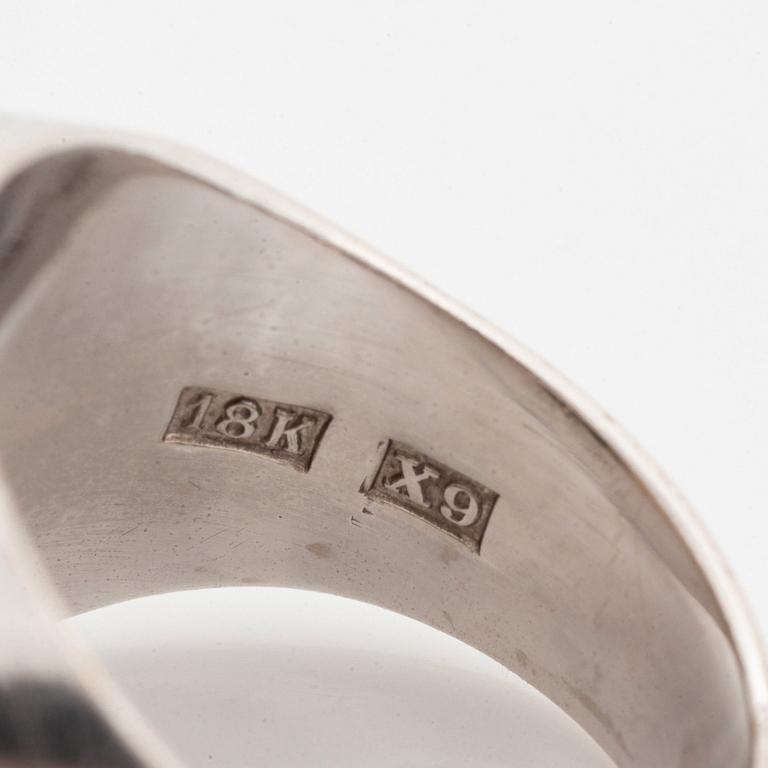 Ring 18K vitguld med en cabochonslipad månsten och runda briljantslipade diamanter.