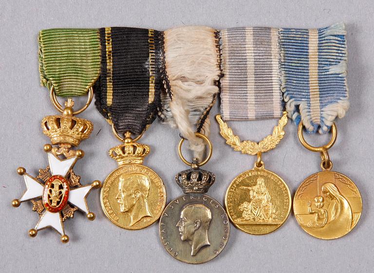 MINIATYRTECKEN PÅ SLÄPSPÄNNE, 5 st, silver resp guld 23 K, bla Kungl Vasaorden. 1900-talets första hälft.