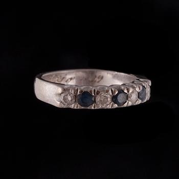 RINGAR, 2 st, 18K vitguld, diamanter och safirer. Vikt totalt ca 8,4 g.