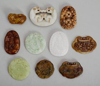 AMULETTER, 10 st, olikfärgad nefrit, Kina.