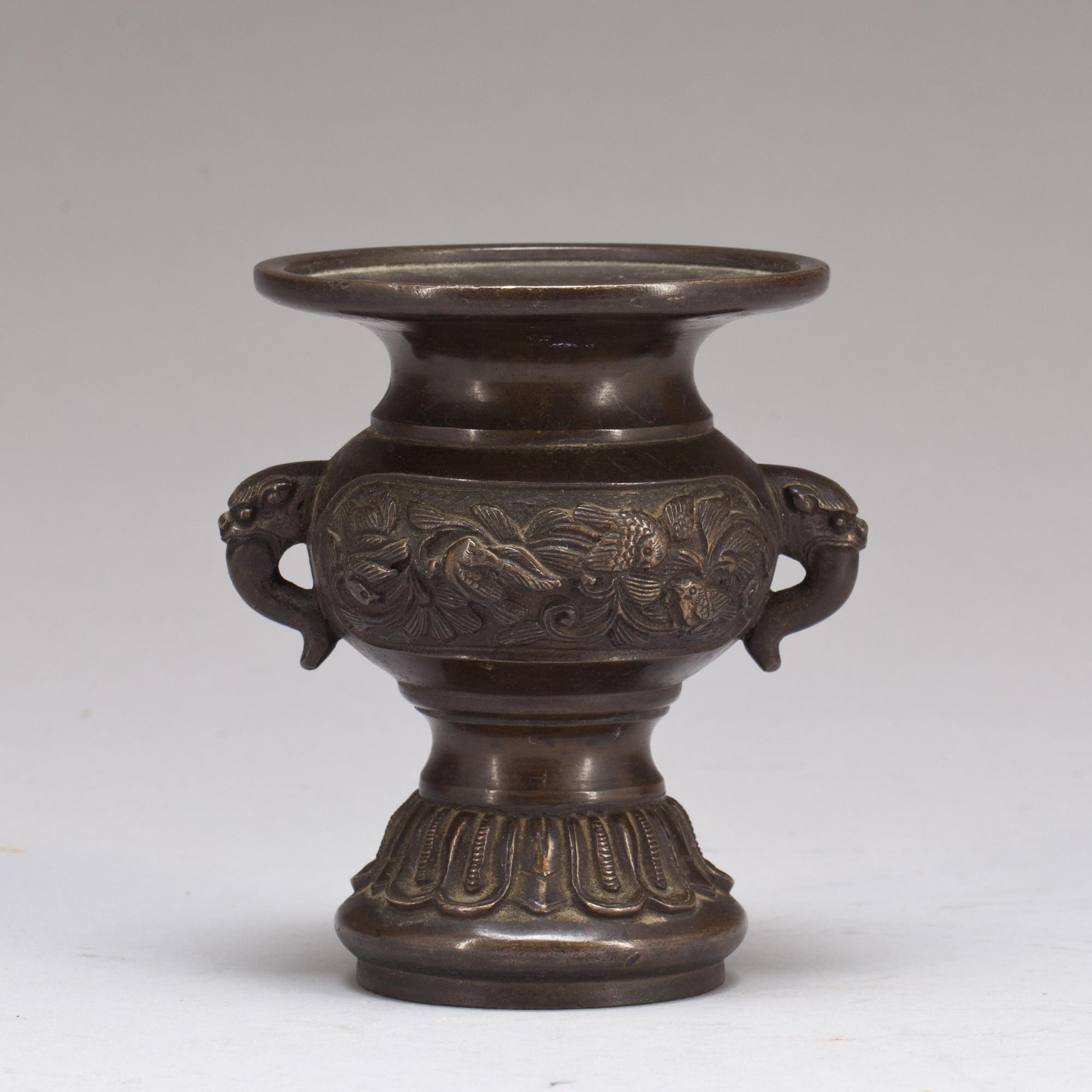 URNA, brons. Kina, märkt undertill.