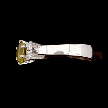 RING, 18 k vitguld, peridot, 4 briljantslipade diamanter tot 0,20 ct. H&Å, 1974.