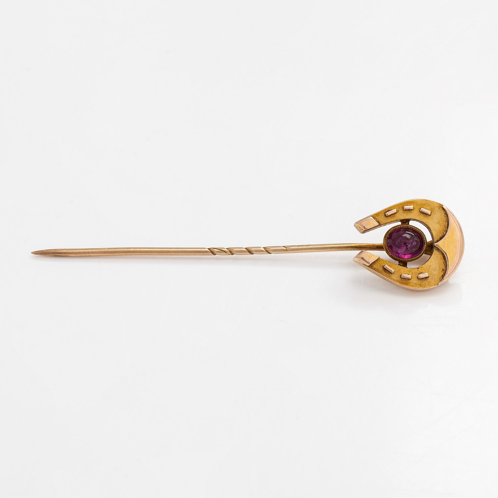 Tie pin, cabochon-cut amethyst, 14K gold.