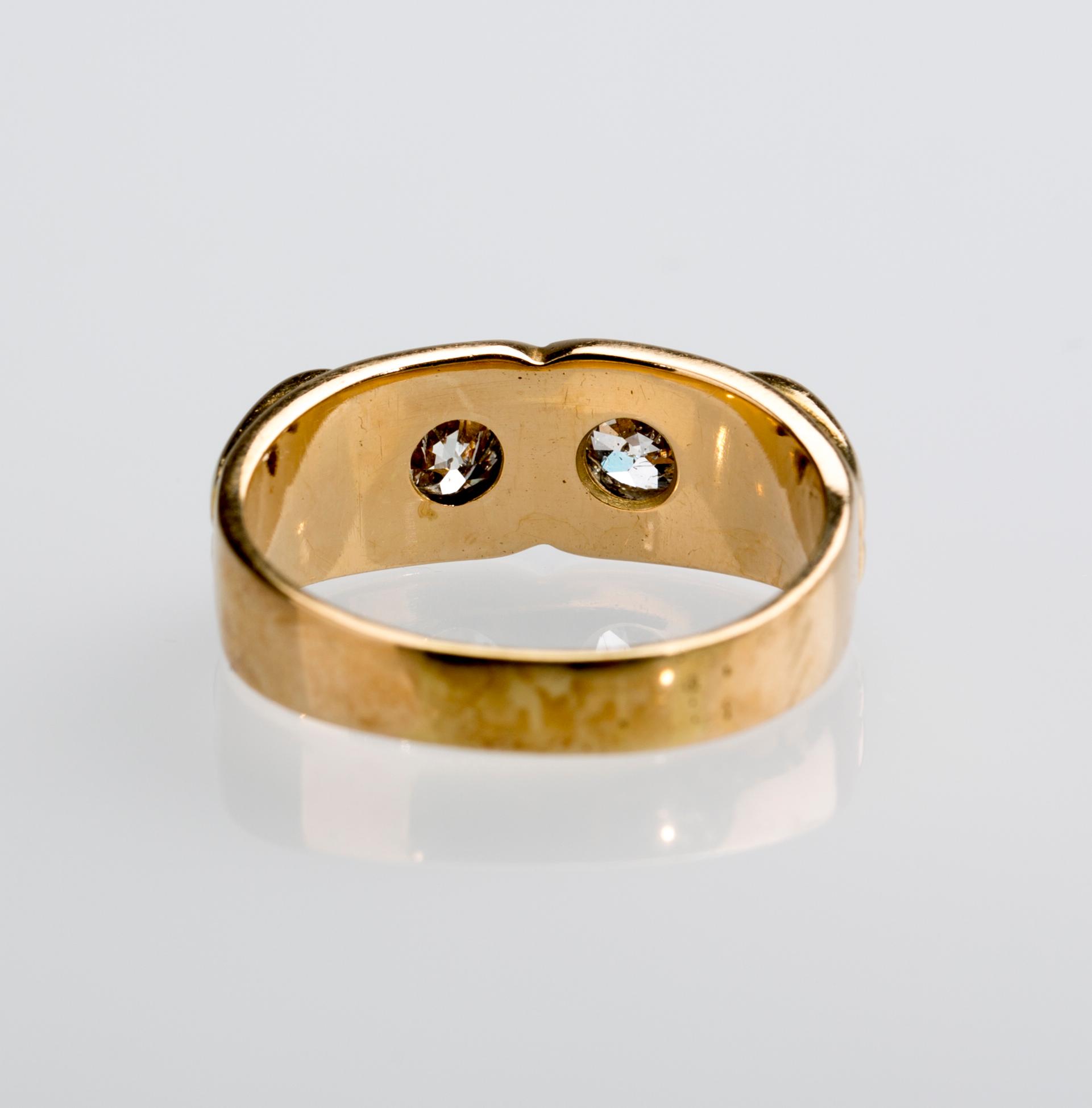 RING, 14 k guld med gammalslipade diamanter, totalt ca 0.80 ct. Vikt ca 8 g.