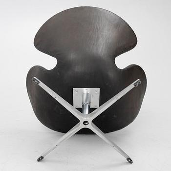 Arne Jacobsen, fåtölj, "Svanen", Fritz Hansen, 2006.