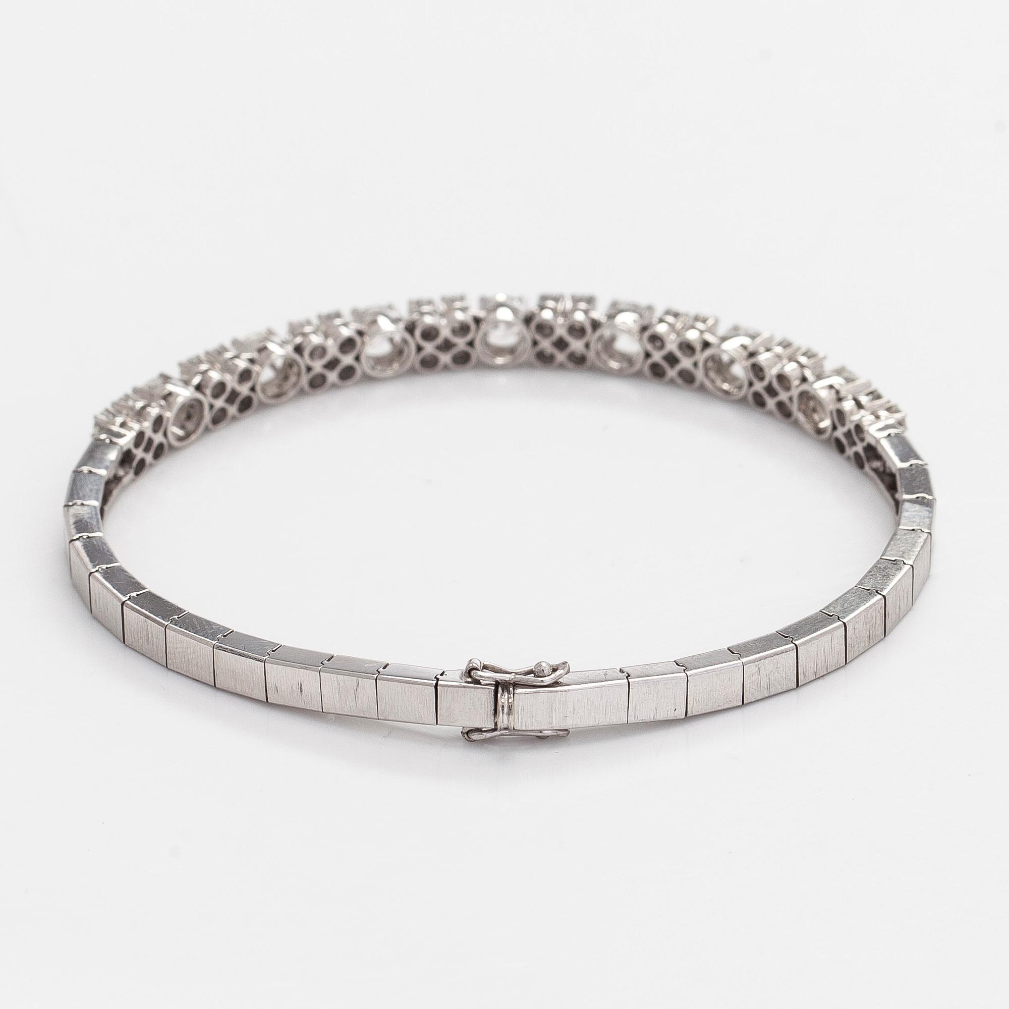 Armband, 14K vitguld med briljantslipade diamanter, Importstämplad A. Tillander 1975.