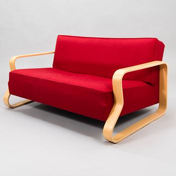 ALVAR AALTO, A late 20th-century '544' sofa for Artek.