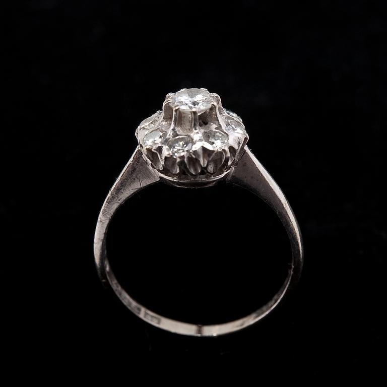 A RING, brilliant cut diamonds c. 0.44 ct.