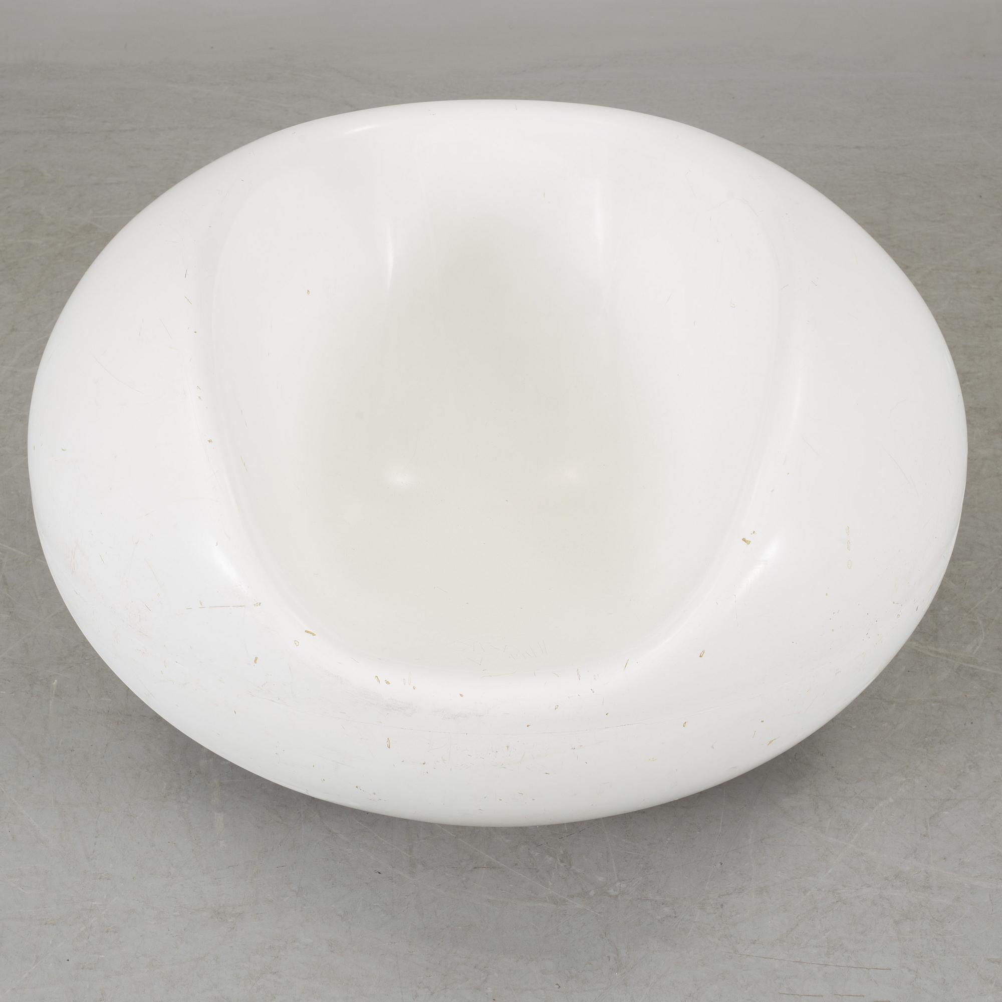 EERO AARNIO, KANTARELLIPÖYTÄ, 1966, Asko Oy. PASTILLI. Valmistanut Asko tai Adelta. Suunniteltu 1962.