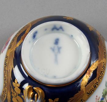 KOPP med FAT, porslin, Meissen och SKÅL, porslin, Frankrike.
