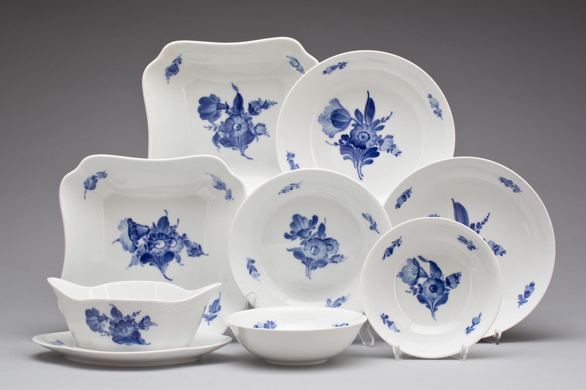 MATSERVIS, 83 delar, "Blå Blomst", Royal Copenhagen.