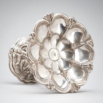 SKÅL på fot, silver, Adolf Lillja, Stockholm 1850. Vikt ca 516 g.