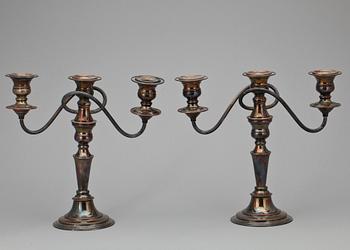 KANDELABRAR, ett par, pläter, 1900-talets första hälft.