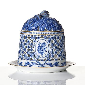 A Royal Copenhagen 'Musselmalet' / 'blue fluted full lace' Ice-cream bell, Denmark, 1893-1900.