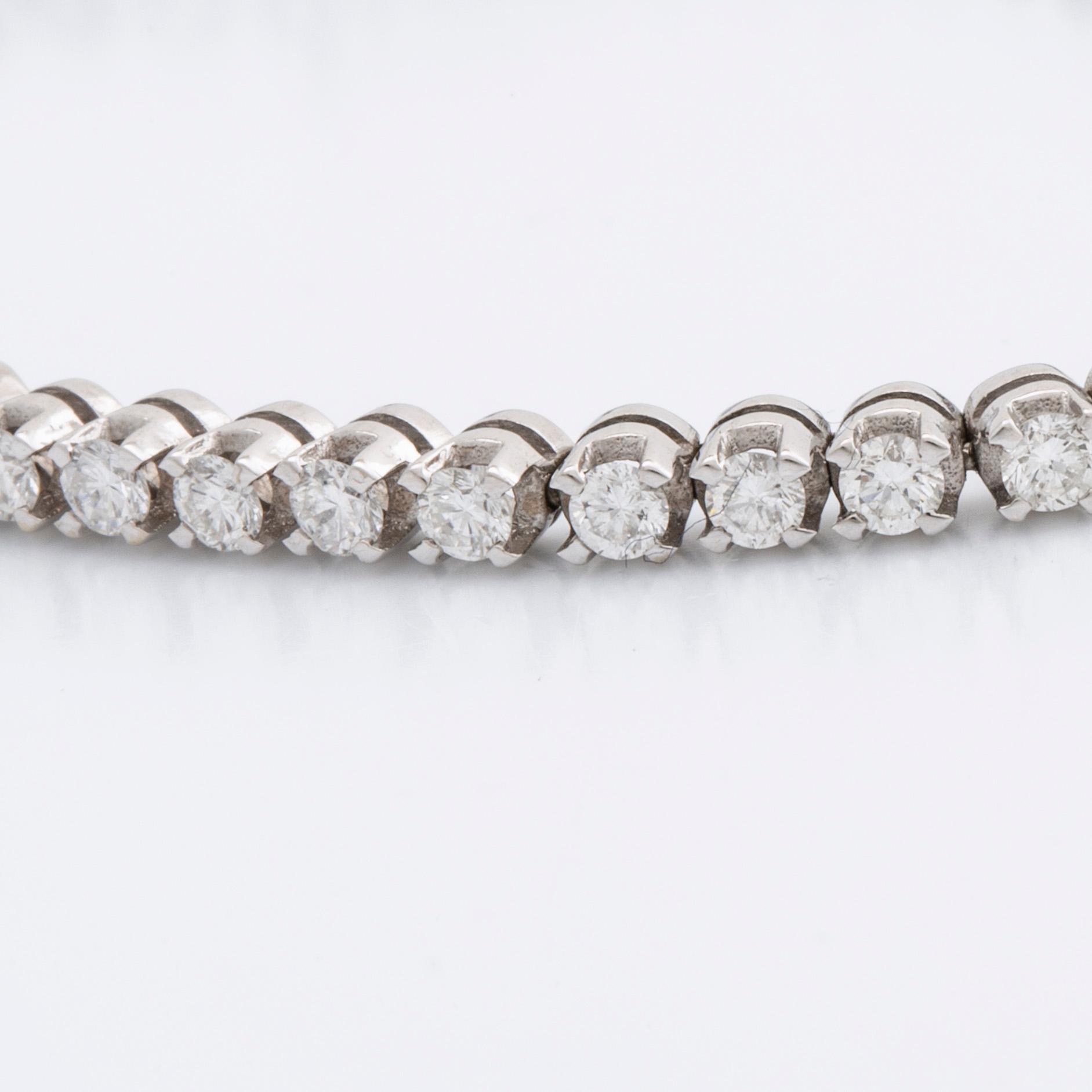 TENNISARMBAND 18K vitguld m 54 briljanter ca 3 ct.