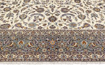 A Kashan carpet, approx. 403 x 300 cm.