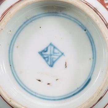 Two imari-verte 'Kakiemon' bowls, Qing dynasty, 18th Century.