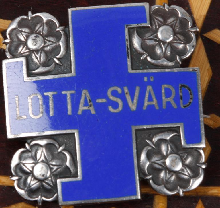 SKRIN SAMT BROSCH, trä resp silver, Finland, 1940-tal.