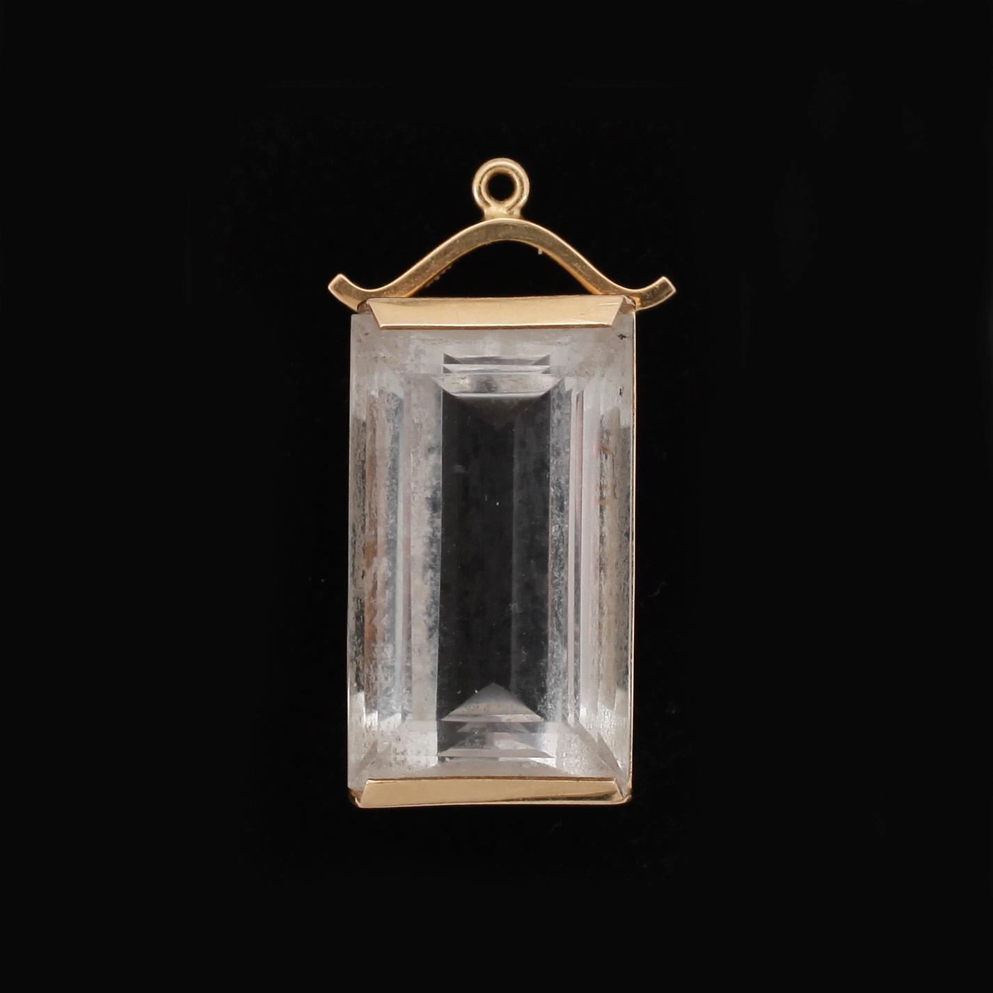 HÄNGE, 18 k guld och bergskristall, Stigbert, Stockholm, 1965. Vikt 6 g.