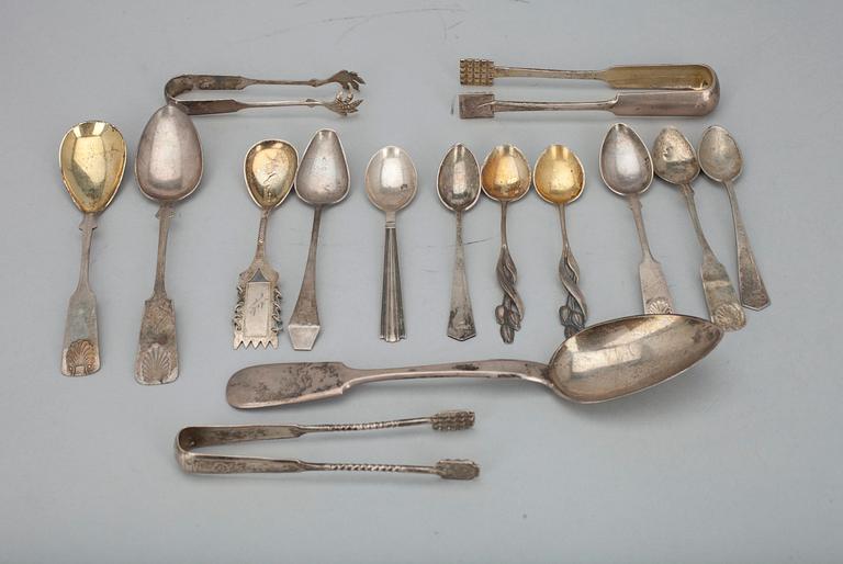 PARTI SILVER, 12 skedar och 3 sockertänger. 800 - 813 silver. Finland, Ryssland 1853 - 1966. Vikt 310 g.