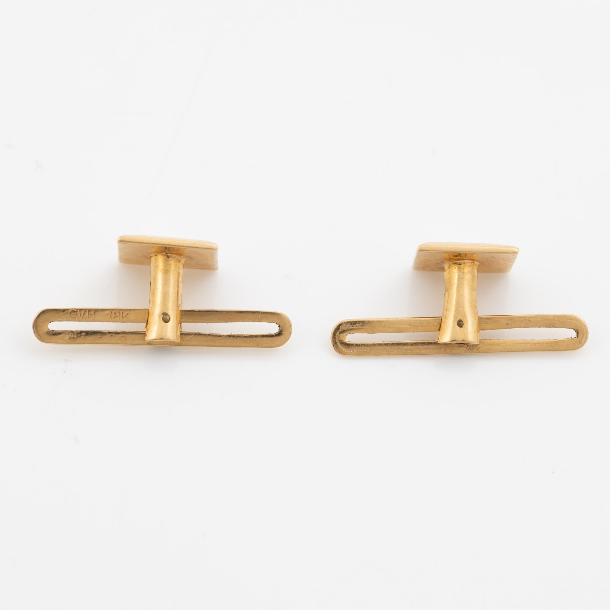 A pair of shirt studs 18K gold.