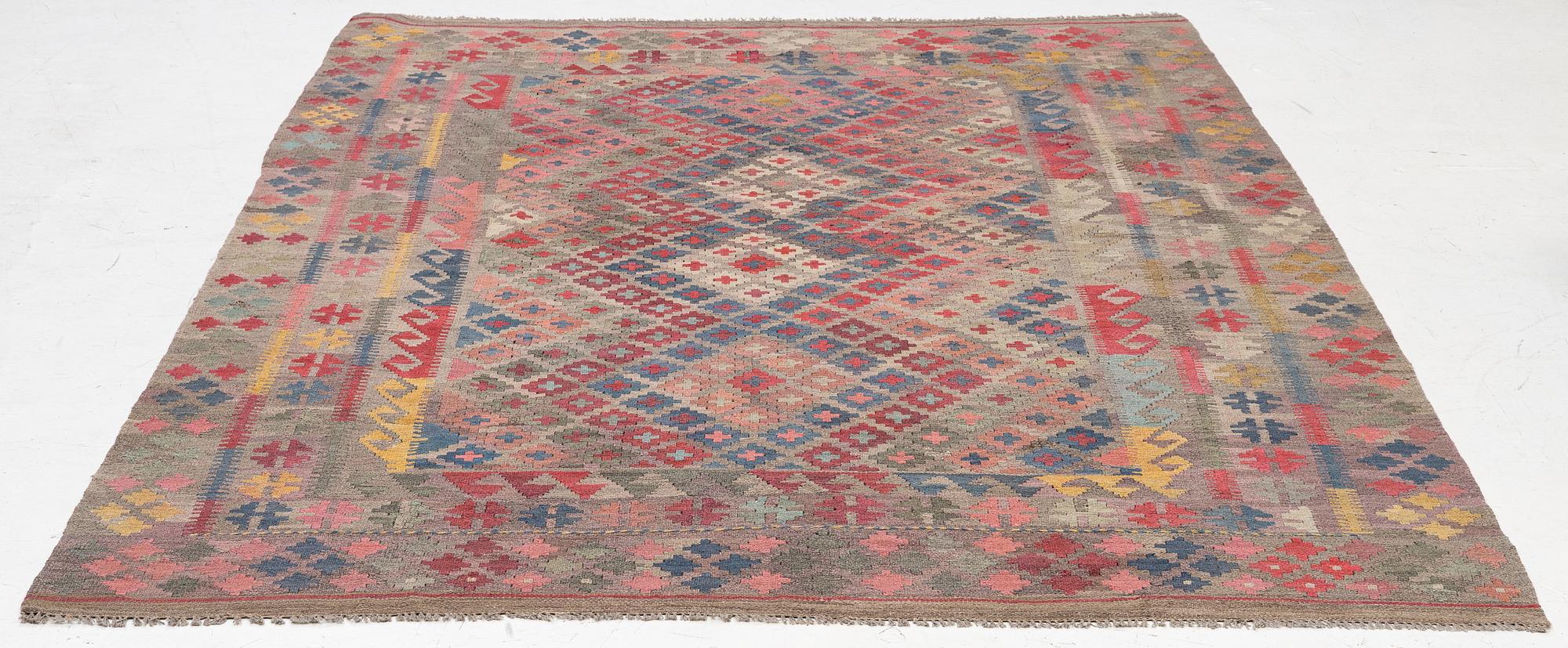 A Kelim carpt, c. 280 x 205 cm.