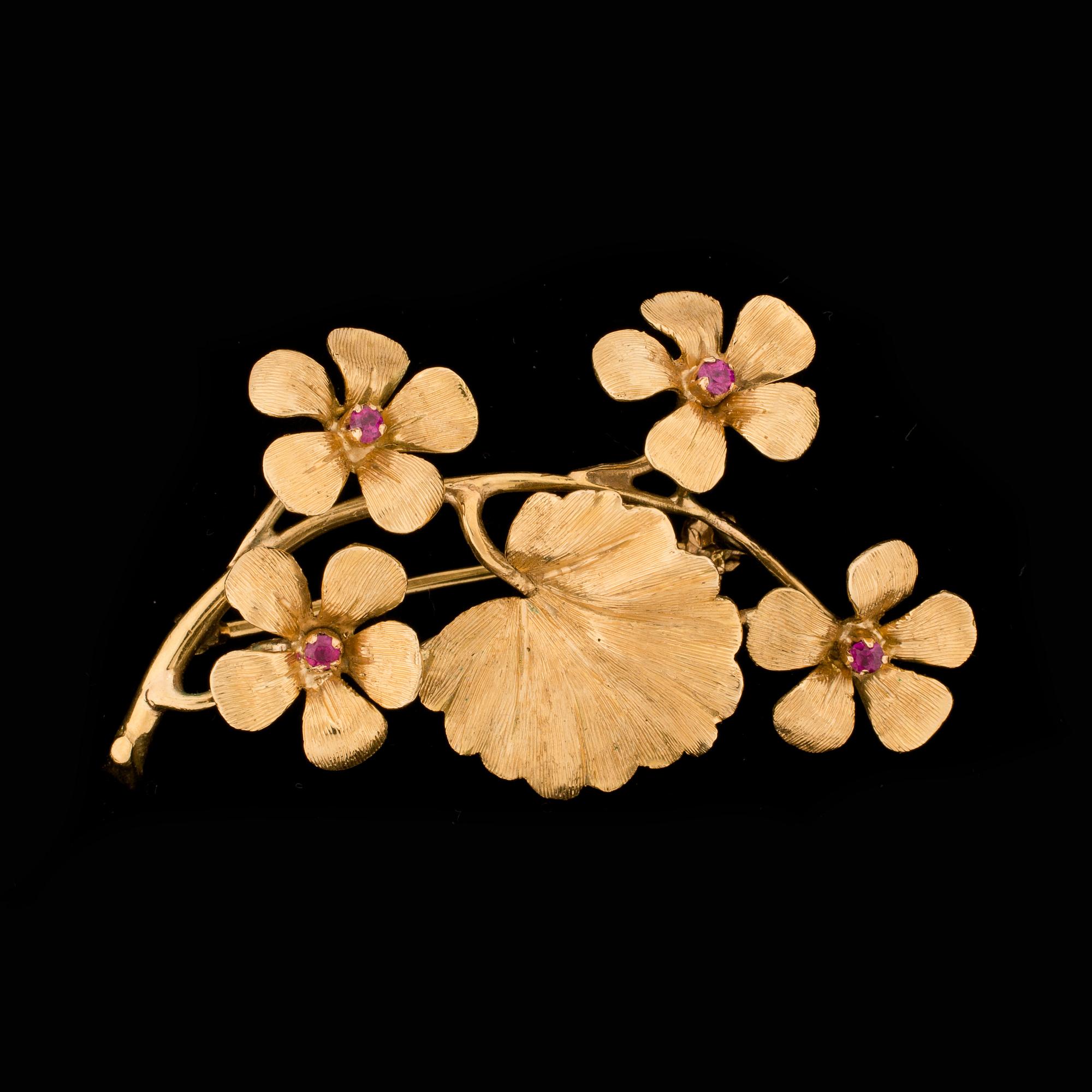 BROSCH, 18k guld med små röda stenar. Vikt ca 8 gram.